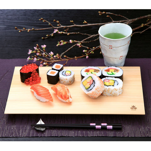 Sushi tallerken i japansk cyprestræ – med sushi