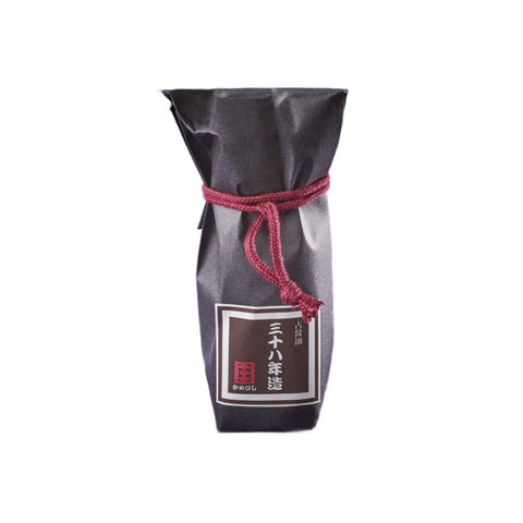 38 år modnet japansk sojasauce 55 ml i original japansk glasflaske med original gaveemballage – autentisk japansk premium sojasauce med fyldig umami, elegant flaskedesign og eksklusiv præsentation.