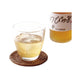Et glas med is og umeboshi sirup – den smukke gyldne farve og den klare frugtdrik fremhæver den friske smag af japanske Wakayama-umeblommer, perfekt som en forfriskende drik eller cocktail.