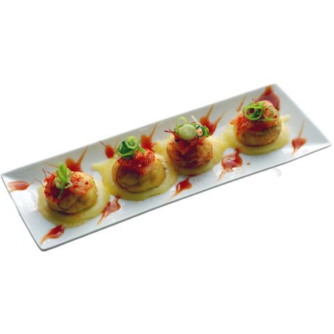 Fire sprøde takoyaki serveret på en tallerken – gyldne japanske blækspruttekugler toppet med takoyaki-sauce, japansk mayonnaise, aonori og bonitoflager – en klassisk japansk streetfood-specialite