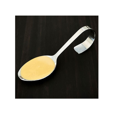 Hvid japansk sesampasta på en lille ske – den lyse, cremede sesampasta med delikat nøddeagtig smag er ideel til autentisk japansk madlavning, dressinger, saucer, marinader og desserter.