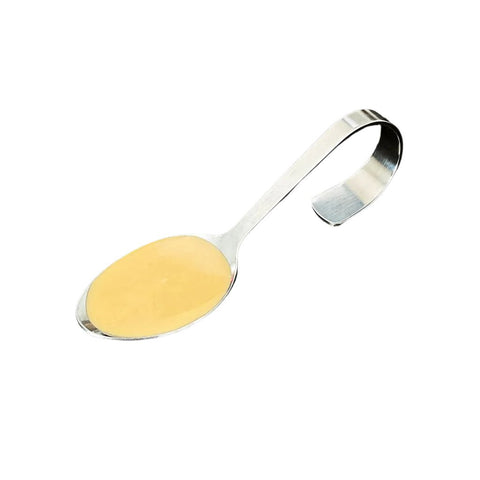 Hvid japansk sesampasta på en lille ske – den silkebløde, lyse sesampasta med fyldig nøddeagtig smag er perfekt til dressinger, saucer, marinader og autentisk japansk madlavning.