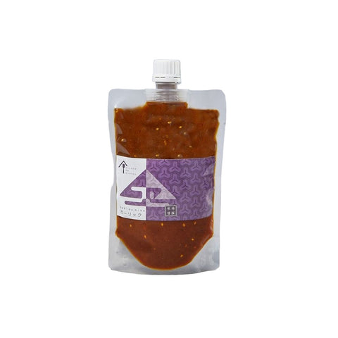 Hvidløgsmiso 300 g i original japansk emballage – autentisk japansk hvidløgsmiso fremstillet med naturlig fermentering og lagret i et år. Fyldig umami, aromatisk hvidløg og en rund, kompleks smag gør den perfekt til marinader, dressinger, saucer, grøntsager, kød og autentisk japansk madlavning.