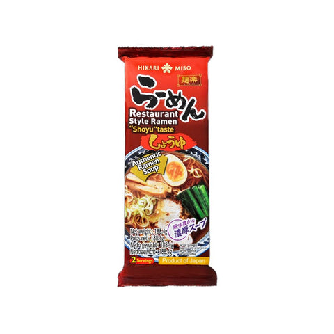 Instant ramen med shoyu-smag 2 portioner i original japansk emballage – autentiske japanske instant ramen med klassisk shoyu-bouillon baseret på sojasauce, fyldig umami og to portioner. Hurtig og nem at tilberede, perfekt til en autentisk ramenoplevelse med æg, forårsløg, chashu eller grøntsager.
