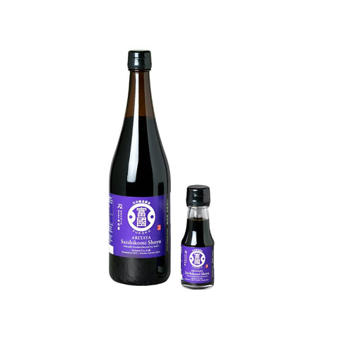 Japansk premium sojasauce i originale japanske glasflasker 70 ml og 900 ml – to størrelser af autentisk sojasauce med dyb umami, traditionelt japansk håndværk og premium kvalitet.