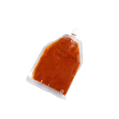Kanzuri chilipasta i en lille skål – den smukke røde farve og den grove konsistens fremhæver den fermenterede chilipasta med fyldig umami, aromatiske ingredienser og autentisk japansk kvalitet.