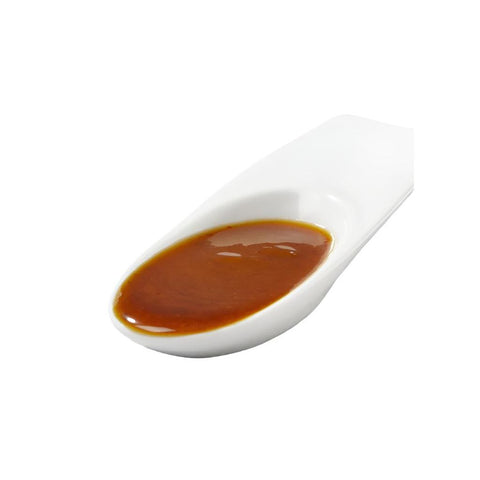 Miso barbecue sauce i en lille skål – den smukke ravbrune farve og den fyldige, blanke konsistens fremhæver den intense umami fra japansk miso og den autentiske smag.