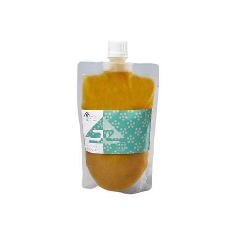 Miso med grøn umeblomme 300 g i original japansk emballage – autentisk japansk miso kombineret med grøn umeblomme, som giver en unik balance mellem fyldig umami, frisk syrlighed og naturlig fermentering. Perfekt til marinader, dressinger, saucer, grøntsager, fisk, kylling og autentisk japansk madlavning.