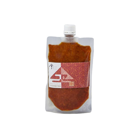 Miso med yuzu kosho 300 g i original japansk emballage – autentisk japansk miso kombineret med yuzu kosho, som forener fyldig umami med frisk yuzu-citrus og et let strejf af chili. Naturligt fermenteret og perfekt til marinader, dressinger, saucer, fisk, kylling, grøntsager og autentisk japansk madlavning.