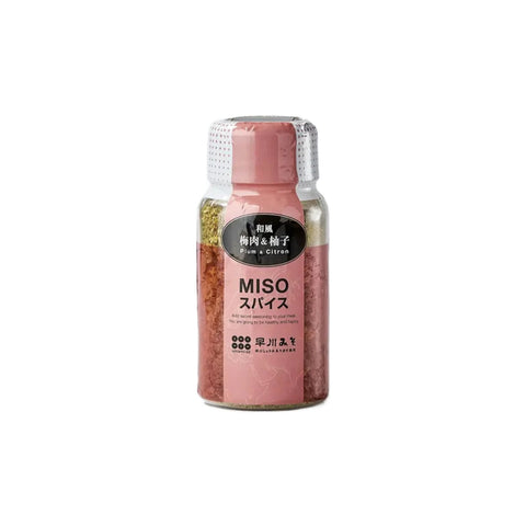 Miso pulver med umeblomme og yuzu – Frisk japansk umami 90 g i original japansk emballage – autentisk japansk misopulver med syrlig umeblomme, frisk yuzu-citrus og fyldig umami. Et alsidigt japansk krydderi, perfekt til fisk, kylling, risretter, salater, grøntsager, marinader og moderne japansk madlavning.