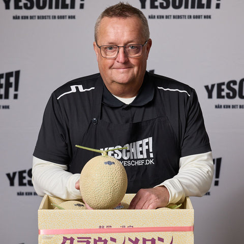 Lars med vores musk melon fra Japan 