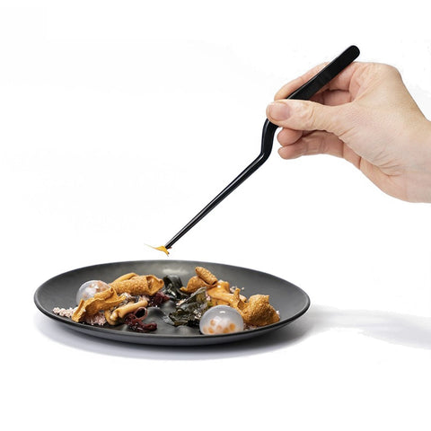 Pincet i brug under servering 