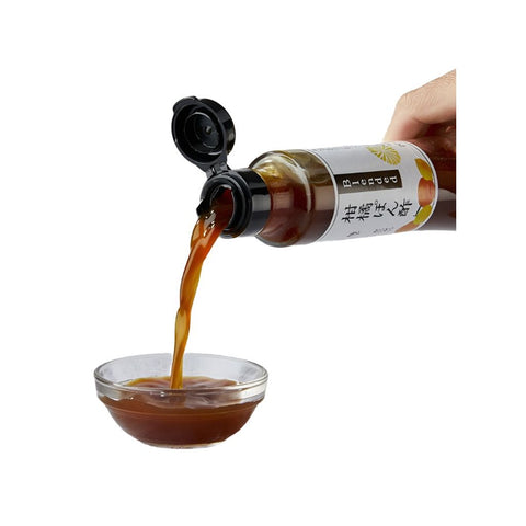Ponzu sauce i en lille skål – den smukke ravgyldne farve fremhæver den friske citrus, den fyldige umami og den autentiske japanske kvalitet.