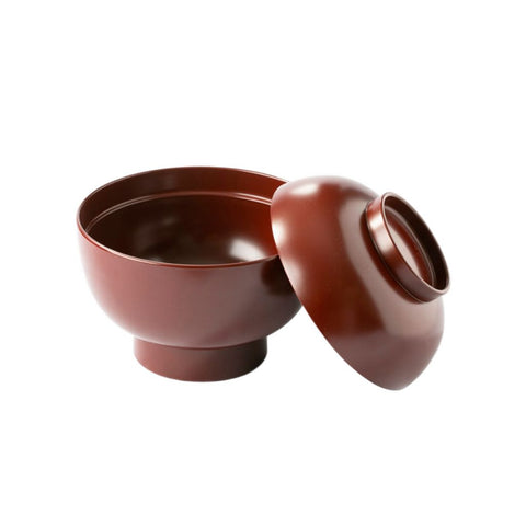 Rød Zouni miso-skål Ø13,5 cm med låg ved siden af – den dybe røde farve og det klassiske japanske design fremhæver skålens elegante udtryk og autentiske håndværk. Ideel til servering af misosuppe, ramen og andre autentiske japanske specialiteter.