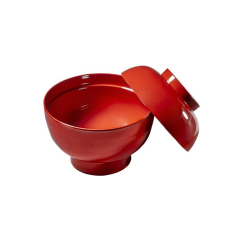 Rød Zouni miso-skål med låg ved siden af – den smukke røde inderside og det klassiske japanske design fremhæver skålens elegante udtryk og autentiske håndværk. Ideel til servering af misosuppe, ramen og andre japanske specialiteter.