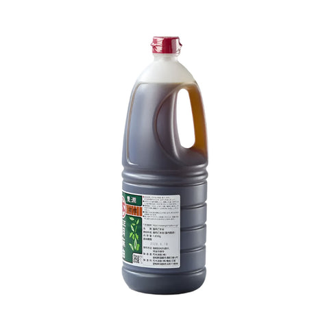 Ristet sesamolie fra Japan 1.650 ml i original japansk PET-flaske – sidevisning af den store professionelle flaske med autentisk japansk premium sesamolie, rig på nøddeagtig smag, fyldig umami og perfekt til både professionelle køkkener og madentusiaster.