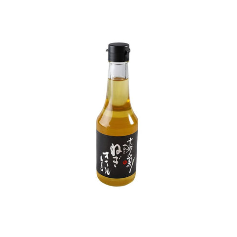 Sesamolie med forårsløg 300 ml i original japansk glasflaske – autentisk japansk premium sesamolie med aromatiske forårsløg, fyldig umami og en elegant nøddeagtig smag, perfekt til ramen, dumplings, wokretter, risretter og autentisk japansk madlavning.