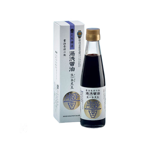 Sort Kiippon Kuromame sojasauce 200 ml i original japansk glasflaske – autentisk Grand Cru sojasauce fra Yuasa, naturligt fermenteret i japanske cedertræsfade med intens umami, smuk mørk farve og premium kvalitet.