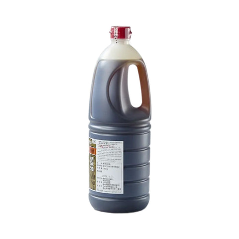 Sort sesamolie 1.650 g i original japansk PET-flaske – sidevisning af den store professionelle flaske med autentisk japansk premium sesamolie, kraftig ristet sesamsmag, dyb umami og rig nøddeagtig aroma til både professionelle køkkener og madentusiaster.