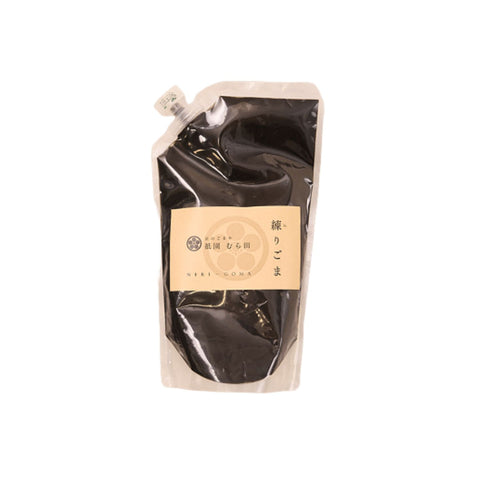 Sort sesampasta fra Japan 500 g i original japansk emballage – autentisk japansk premium sesampasta fremstillet af ristede sorte sesamfrø med fyldig smag, silkeblød konsistens og høj kvalitet.