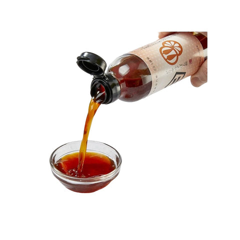 Spicy ponzu sauce i en lille skål – den smukke ravbrune farve fremhæver den fyldige umami, den friske citrus og den let krydrede smag.