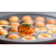Takoyaki i en traditionel japansk takoyaki-pande – de små kugler formes og steges i den specielle pande, som giver den karakteristiske sprøde overflade og bløde, saftige midte.