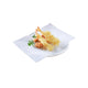 Japansk tempurapapir på en tallerken med sprød tempura – det traditionelle absorberende papir fremhæver den gyldne, sprøde tempura og giver en autentisk japansk servering med rejer og grøntsager.