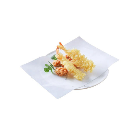 Japansk tempurapapir på en tallerken med sprød tempura – det traditionelle absorberende papir fremhæver den gyldne, sprøde tempura og giver en autentisk japansk servering med rejer og grøntsager.