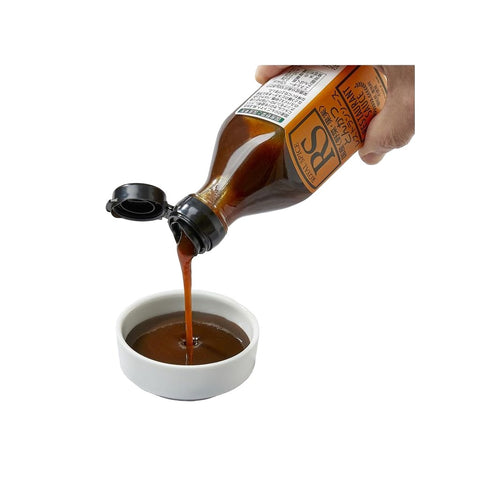 Tonkatsu sauce i en lille skål – den smukke mørkebrune farve og den blanke, fyldige konsistens fremhæver den autentiske japanske smag med intens umami og aromatiske krydderier.
