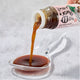 Vegansk tare sauce i en lille skål – den smukke mørke ravbrune farve fremhæver den fyldige umami og den autentiske japanske kvalitet.