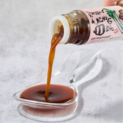 Vegansk tare sauce i en lille skål – den smukke mørke ravbrune farve fremhæver den fyldige umami og den autentiske japanske kvalitet.