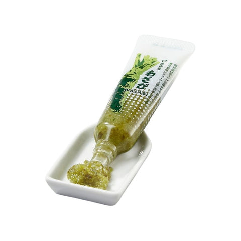 Wasabi pasta med yuzu kosho på et lille fad – den smukke grønne farve fremhæver den friske wasabi og den aromatiske yuzu kosho.