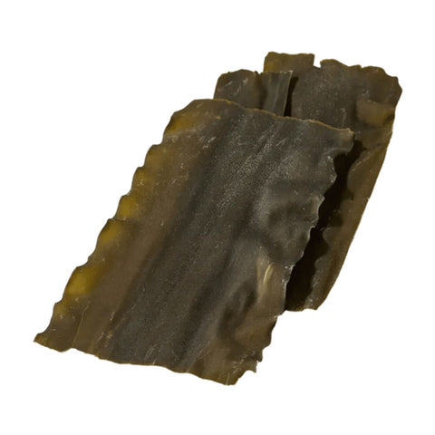 Rishiri kombu fra Hokkaido 40 g uden emballage – smukke, brede kombu-blade med dyb mørkegrøn farve, naturligt hvidt mannitol-lag og en kraftig struktur. Premium japansk kombu med elegant og ren umami, perfekt til dashi, supper og autentisk japansk madlavning.