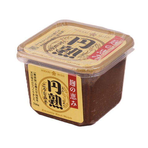750 g Hikari Enjuku Koji miso, en helt igennem autentisk japansk miso. Denne miso har et højt indhold af kojisom giver en fyldig umami, mild sødme samt en dyb og dejlig eftersmag. Denne miso er  perfekt til både misosuppe, marinader, dressinger, saucer og autentisk japansk madlavning. Men ligeså god til frikadeller, spagetti saucen, er nemlig også en perfekt smagsigver til dine danske retter. 