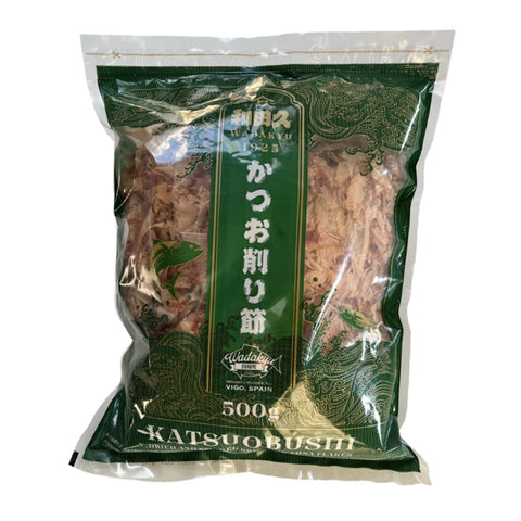 500 g katsuobushi flager fra Wadakyu i ny flot emballage. Dette er autentiske japanske bonitoflager af høj kvalitet, fremstillet af røget og tørret bonito med en intens umamismag. Ideelle til dashi, ramen, misosuppe, okonomiyaki, takoyaki og andre traditionelle japanske retter.