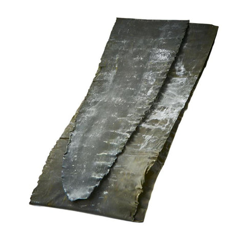 Ma Kombu fra Toyama uden emballage – smukke, brede kombu-blade med dyb mørkegrøn farve, naturligt hvidt mannitol-lag og en elegant struktur. Premium japansk kombu med ren, fyldig umami og en flot glans, perfekt til dashi, supper, bouillon og autentisk japansk madlavning.