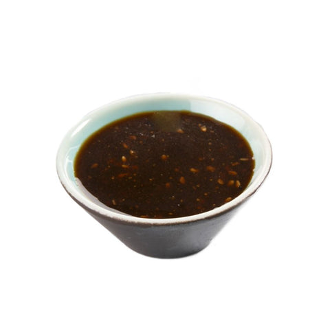 Hot barbecue sauce serveret i en lille skål – den flotte, fyldige sauce har en smuk blank rødbrun farve og en intens smag med umami og behagelig styrke. Ideel til grillretter, wok, yakitori, grøntsager og asiatiske specialiteter.