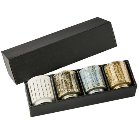 Japansk keramik - sæt med 4 te kopper med riflet linjer i gaveæske