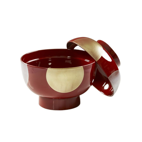Zouni Jitsugetsu miso-skål Red & Gold med låg ved siden af – den dybe røde farve, de elegante gulddetaljer og det traditionelle japanske design fremhæver skålens eksklusive udtryk og smukke håndværk. Ideel til servering af misosuppe, ramen og andre autentiske japanske specialiteter.