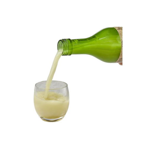 Økologisk japansk yuzu juice i en lille glasskål – den smukke gyldne farve fremhæver den rene og autentiske yuzu.