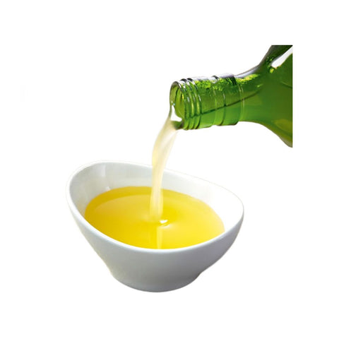 Miyazaki yuzu sirup hældt i en lille glasskål – den smukke gyldne farve fremhæver den autentiske japanske yuzu sirup i premium kvalitet.