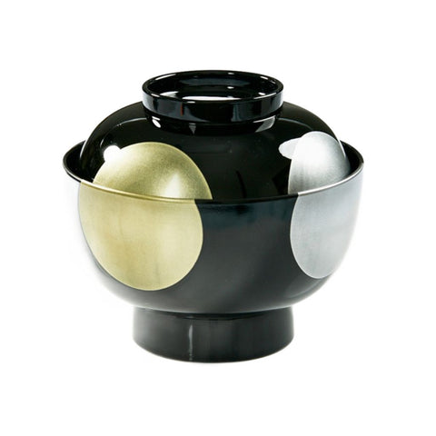 Zouni Jitsugetsu miso-skål Ø13,5 cm i original japansk udførelse – elegant japansk miso-skål med låg og det klassiske Jitsugetsu-design. Perfekt til servering af misosuppe, ramen, ris og andre japanske retter. En smuk kombination af traditionelt japansk håndværk, funktionalitet og tidløst design.