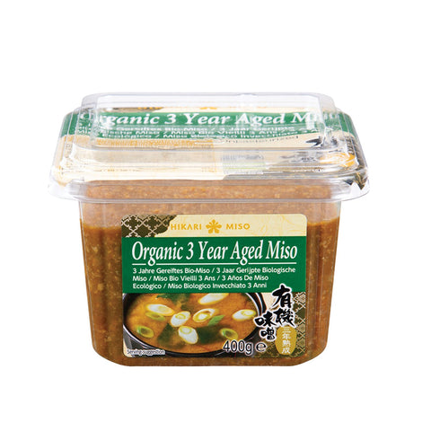 Økologisk 3-års lagret japansk miso 400 g i original japansk emballage – autentisk japansk miso fremstillet af økologiske sojabønner og ris, naturligt fermenteret og lagret i tre år. Den mørke miso har en intens umami, dyb aroma og kompleks smag, perfekt til misosuppe, ramen, marinader, saucer og autentisk japansk madlavning.