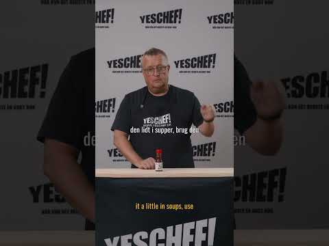 Lars fortæller om den sesamolie med chili, som vi mener er en af verdens bedste. Du får historien om den lille japanske producent, de nøje udvalgte ristede sesamfrø og den perfekte balance mellem nøddeagtig sesamsmag, fyldig umami og behagelig chili. Lars viser også, hvordan olien kan bruges som finishing på ramen, dumplings, sushi, nudler, wokretter, risretter, grøntsager og kød, hvor blot få dråber løfter retten med autentisk japansk smag.