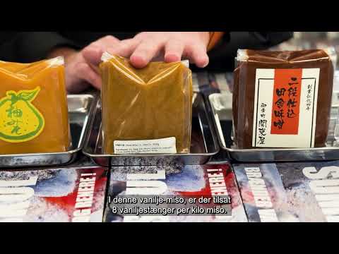 Lars præsenterer hele KANTOYA-serien – nogle af Japans mest spændende misoer, alle fremstillet i Kyoto af en familievirksomhed med stolte traditioner siden 1847. I videoen gennemgår han de forskellige varianter og forklarer, hvad der gør hver enkelt miso helt unik.

Du møder den elegante Shiro Miso, den kraftige Aka Dashi, den rustikke Land Miso og de kreative specialiteter med yuzu, Okinawa-salt, vanilje og kakao. Lars fortæller om forskellene i fermentering, smag, sødme og umami og viser, hvilke retter de