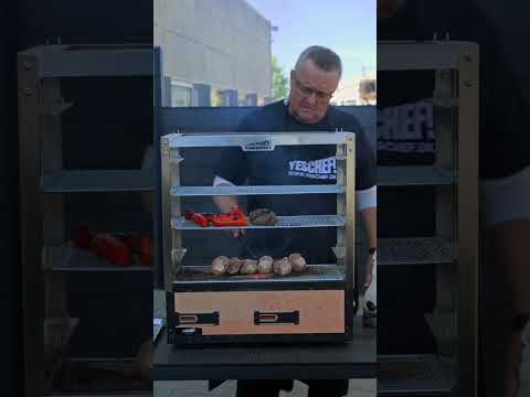 Se, hvordan Lars bruger vores Robata grillstativ i praksis!

I denne video viser Lars, hvordan du kan udnytte Robata grillstativet til at grille på flere niveauer samtidig. Det giver dig fuld kontrol over varmen, så du nemt kan tilberede alt fra yakitori og grøntsager til fisk og steaks – præcis som på de bedste robata-restauranter i Japan.

Passer til vores originale japanske Yakitori- og Konro-grille
🔥 Grill på flere niveauer samtidig Designet af Yeschefdk og fremstillet i Danmark i rustfrit st