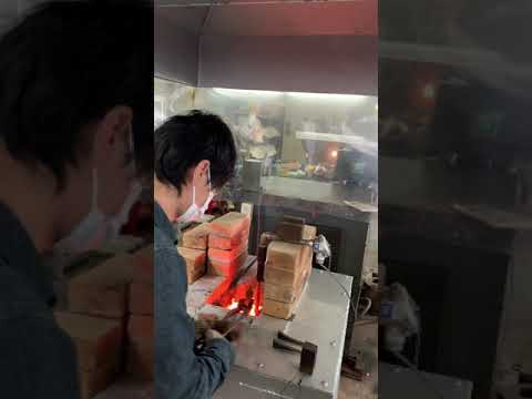 Oplev det unikke håndværk hos Takamura Hamono i Echizen, Japan. I denne video følger du hele processen bag de verdenskendte Takamura-knive – fra opvarmning og håndsmedning af stålet til den ultratynde slibning, håndpolering og den afsluttende skarphedstest. Se, hvordan de to Takamura-brødre og deres familie skaber nogle af verdens mest anerkendte japanske kokkeknive med kompromisløst håndværk, SG2/R2-pulverstål og en præcision, som har gjort Takamura til et foretrukket valg blandt professionelle kokke verde