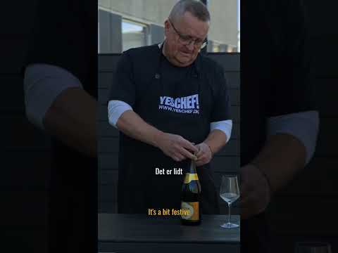 Smagen af Japan – med fine bobler!

Lars præsenterer The CHOYA Ume Salute Sparkling – en elegant mousserende blommevin med friske bobler, en blød tekstur og den karakteristiske smag af japanske Nanko-ume blommer. Perfekt som velkomstdrink, til sushi eller når der skal skåles ved særlige lejligheder.  Den er fremstillet med italiensk hvidvin og juice fra japanske Kishu Nanko-ume blommer, som giver en frisk og frugtig smagsoplevelse.