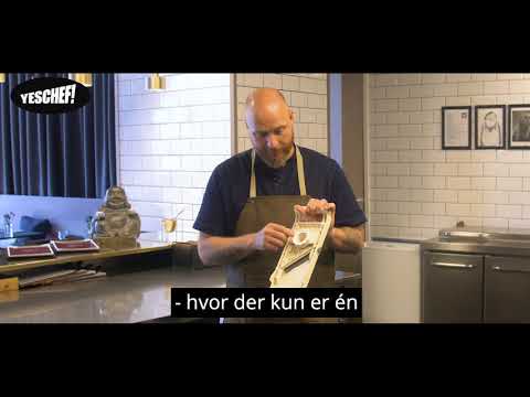 Der er en grund til, at Benriner er kokkenes foretrukne mandolinjern.

I denne video viser Henrik Jyrk, hvorfor Benriner No. 95 er blevet en klassiker i professionelle køkkener verden over. Han demonstrerer, hvor nemt mandolinjernet skærer ultratynde, ensartede skiver, og hvordan den præcise justering gør det muligt at opnå nøjagtig den tykkelse, du ønsker.

Benriner No. 95 er fremstillet i Japan og er kendt for sit ekstremt skarpe blad, den enkle justering med én stor skrue og de medfølgende julienneblade,
