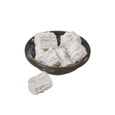 Yoshino Hon Kuzu 500 g er det oplagte valg til det kvalitetsbevidste køkken, hvor der ofte arbejdes med japanske ingredienser. Denne premium kuzu-stivelse giver en glat, blank og stabil konsistens i saucer, supper, desserter og konfekt uden at påvirke smagen. Den er glutenfri og kendt for sin høje bindeevne, hvilket betyder, at der ofte skal bruges mindre end ved almindelige stivelser